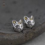 Accessoire steampunk avec motif de chat en argent