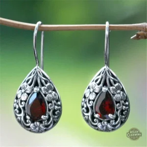 Boucle d'oreille steampunk avec grenat