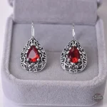 Accessoire steampunk : boucle d'oreille grenat