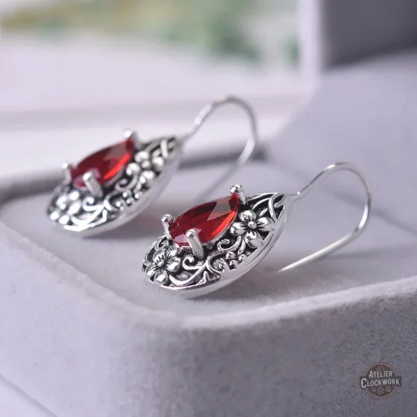 Élégance steampunk avec grenat en boucle d'oreille