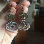 Accessoire steampunk avec chaînes et engrenages