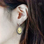 Boucle d'oreille camée au design rétro élégant