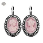 Boucle d'oreille au style ancien et futuriste
