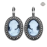 Élégante boucle d'oreille camé inspirée du passé