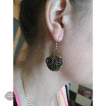Boucle d'oreille unique alliant vintage et futuriste
