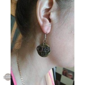 Boucle d'oreille unique alliant vintage et futuriste