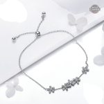 Bijou argenté avec motifs de fleurs pour un look unique