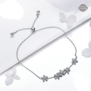 Bijou argenté avec motifs de fleurs pour un look unique