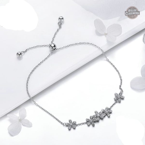 Bijou argenté avec motifs de fleurs pour un look unique