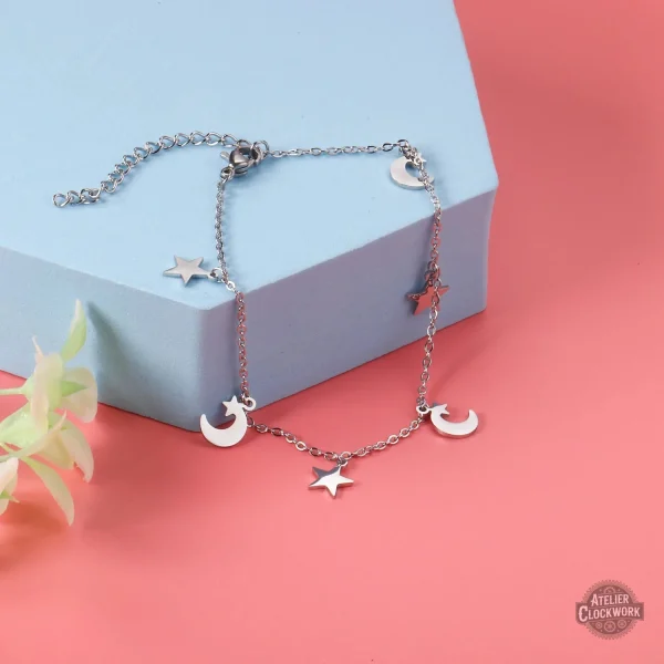 Bracelet délicat avec motifs de lune et d'étoiles