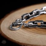 Chaîne argentée pour homme au style raffiné