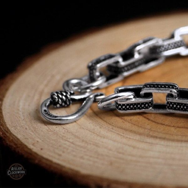 Chaîne argentée pour homme au style raffiné