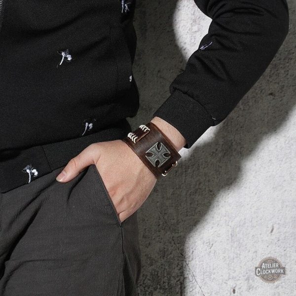 Bijou masculin Steampunk avec symbole de croix