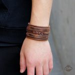 Bracelet marron style Steampunk pour un look dandy