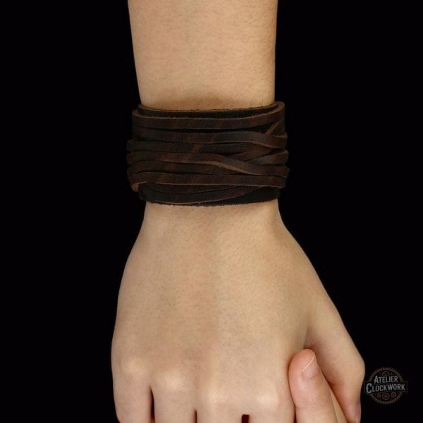 Bracelet médiéval au style steampunk, parfait pour les amateurs de mode