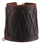 Cuir noir, bracelet pour un look dandy audacieux