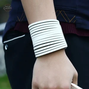 Bracelet audacieux en cuir noir