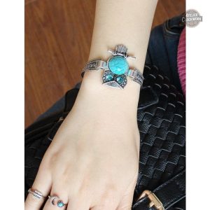 Accessoire steampunk avec motif hibou stylisé