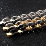 Bijou acier et or pour un look audacieux