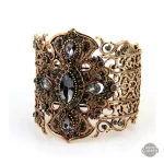Bracelet femme alliant esthétique vintage et futuriste