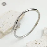 Bracelet Nailstrass, fusion de styles vintage et futuristes
