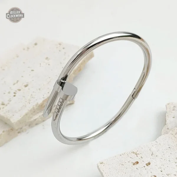 Bracelet Nailstrass, fusion de styles vintage et futuristes