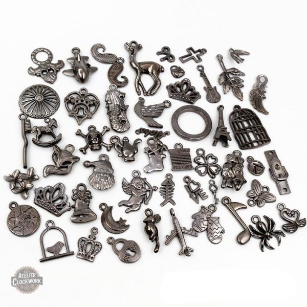 Bijoux Steampunk avec accessoires variés