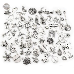 Bijoux Steampunk avec charmantes breloques