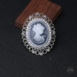Accessoire steampunk, broche élégante en argenté