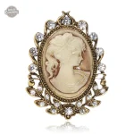 Broche unique alliant style classique et moderne