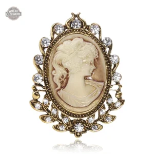 Broche unique alliant style classique et moderne