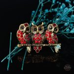 Broche inspirée du steampunk avec chouettes rouges