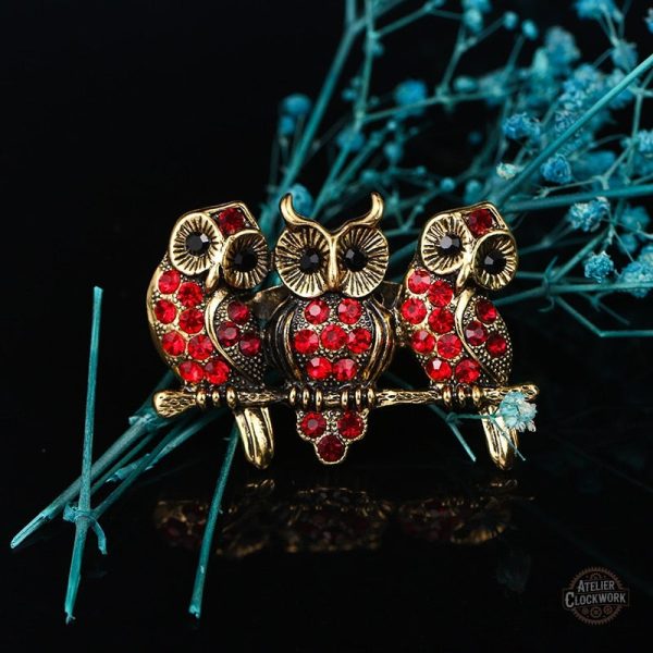 Broche inspirée du steampunk avec chouettes rouges
