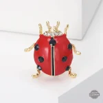 Broche Ladybug, un mélange de vintage et futuriste