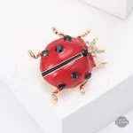 Broche en forme de coccinelle, design féminin
