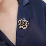 Bijou doré alliant vintage et futuriste