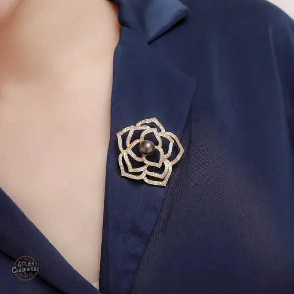Bijou doré alliant vintage et futuriste