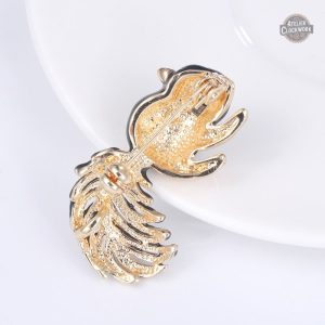 Bijou steampunk, écureuil, fusion de styles rétro et futuristes