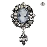Broche femme steampunk évoquant l'époque victorienne