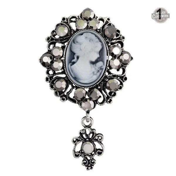 Broche femme steampunk évoquant l'époque victorienne