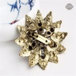 Élégante broche steampunk à motif floral