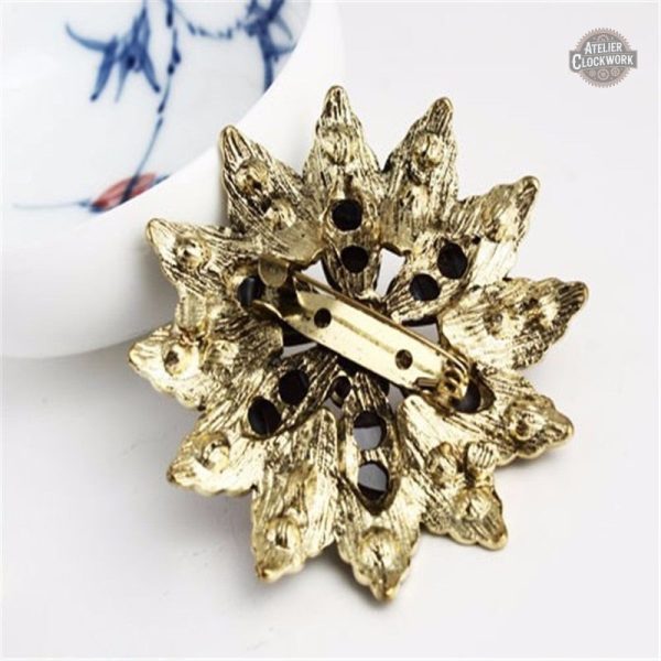 Élégante broche steampunk à motif floral