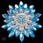 Broche florale au style rétro-futuriste