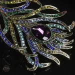 Détail de la broche plume vintage de paon