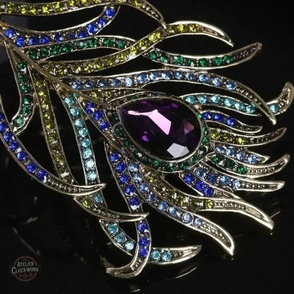 Détail de la broche plume vintage de paon