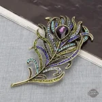 Broche steampunk femme avec motif plume de paon