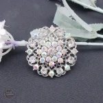 Broche féminine alliant passé et futur