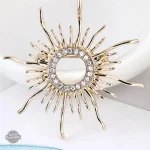 Broche rétro au design soleil élégant