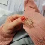 Élégante broche pour femmes modernes