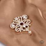 Élégante broche steampunk ornée de strass scintillants